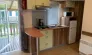 Cuisine du mobil home Le Clos de banes avec four, lave-vaisselle et réfrigérateur