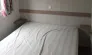 Chambre avec lit double et tête de lit en bois - Mobil Home 2 Chambres - Le Clos de banes