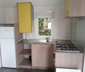 Cuisine équipée avec réfrigérateur, plaque et évier - Mobil Home 2 Chambres - Le Clos de banes