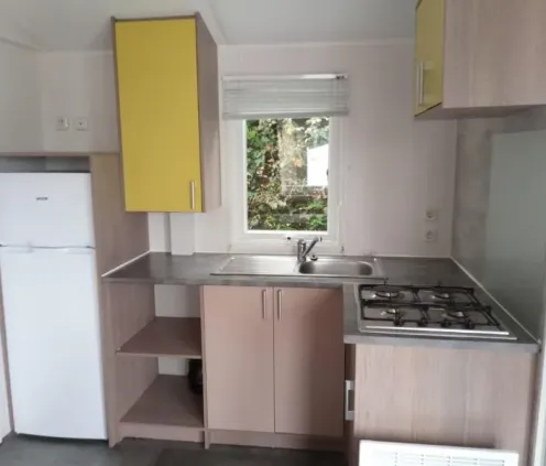 Cuisine équipée avec réfrigérateur, plaque et évier - Mobil Home 2 Chambres - Le Clos de banes