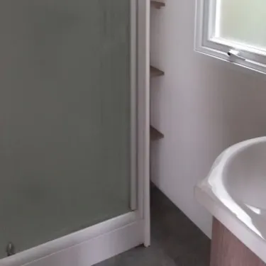 Mobil Home 2 Chambres - 4 personnes - Le Clos de banes : salle de bain avec douche et lavabo.