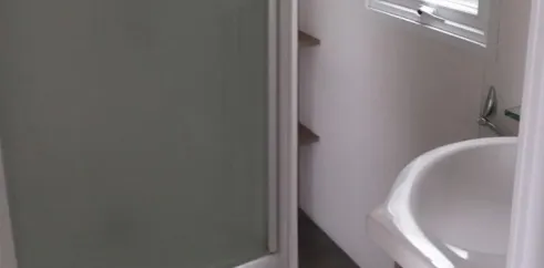 Mobil Home 2 Chambres - 4 personnes - Le Clos de banes : salle de bain avec douche et lavabo.