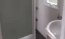 Mobil Home 2 Chambres - 4 personnes - Le Clos de banes : salle de bain avec douche et lavabo.