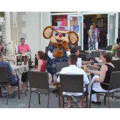 Personnage mascotte dans un café extérieur au Camping L'Océan - 17