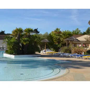 Piscine entourée de chaises longues et d'ombrelles, Camping L'Océan - 17.