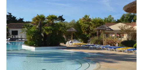 Piscine entourée de chaises longues et d'ombrelles, Camping L'Océan - 17.