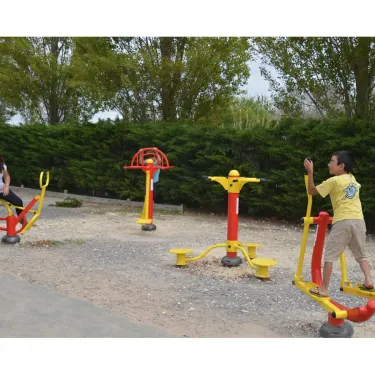 Enfants utilisant des équipements de sport extérieurs au Camping L'Océan - 17