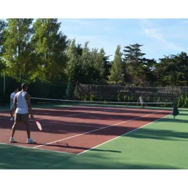 Joueur de tennis sur un court extérieur au Camping L'Océan - 17