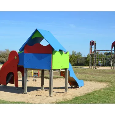 Parc d'attractions pour enfants avec toboggans et structures colorées au Camping L'Océan - 17