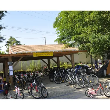 Camping La Pointe - parking pour vélos sous abri