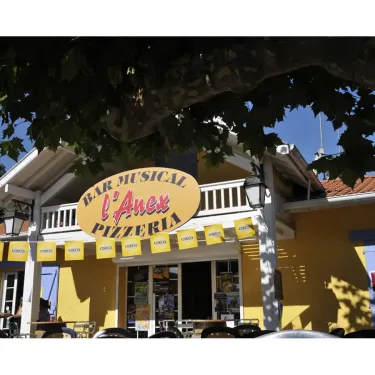 Le bar pizzeria L'Anex à Camping La Pointe, sous un arbre feuillu.