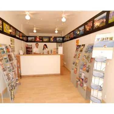Reception du Camping La Yole avec brochures et affiches décoratives