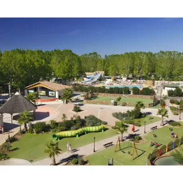 Camping La Yole avec piscine, toboggan et jeux pour enfants