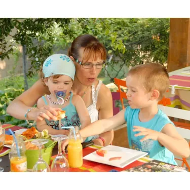 Camping La Yole - repas en plein air avec enfants