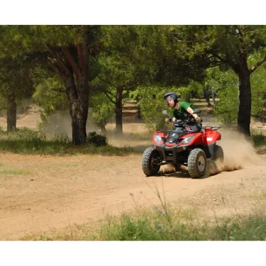 Camping La Yole - quad en action sur route sèche