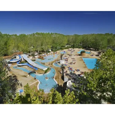 Vue aérienne du parc aquatique du Camping La Yole avec piscines et slides entourés de verdure