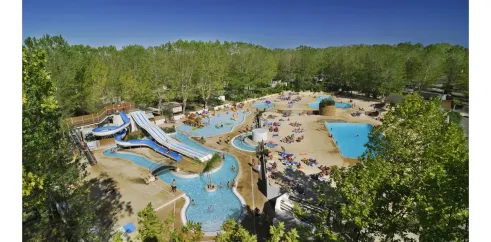 Vue aérienne du parc aquatique du Camping La Yole avec piscines et slides entourés de verdure