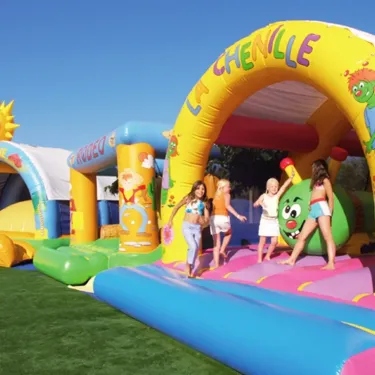 Enfants sur un parcours gonflable coloré 