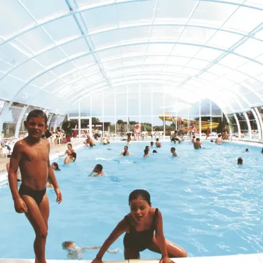 Enfants dans une piscine couverte au Camping Le Castellas