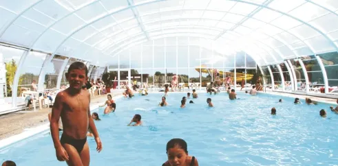 Enfants dans une piscine couverte au Camping Le Castellas