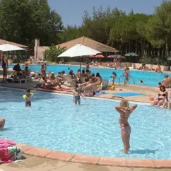 Personnes autour d'une piscine extérieure au Camping Le Castellas