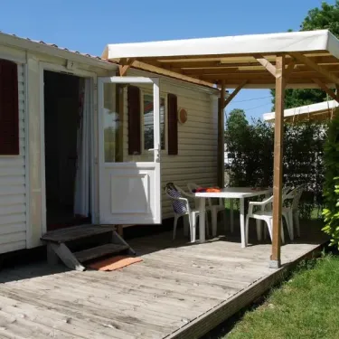 Extérieur Mobil Home Toscane avec table, chaises et pergola