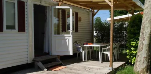 Extérieur Mobil Home Toscane avec table, chaises et pergola