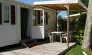 Extérieur Mobil Home Toscane avec table, chaises et pergola