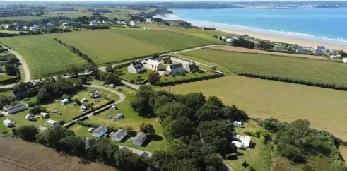Camping Pré de la Mer avec caravanes et tentes en bordure de champs verts