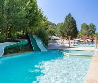 Piscine avec toboggan vert et eau turquoise au Camping Les Bö-Bains.