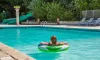 Personne flottant sur un anneau gonflable dans la piscine du Camping Les Bö-Bains.