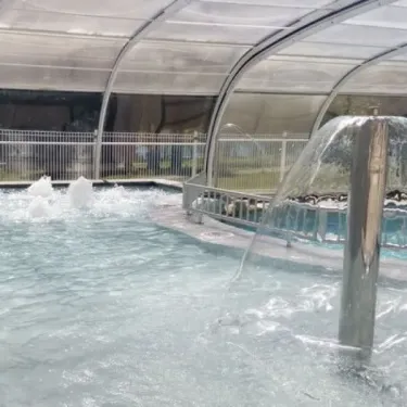 Fontaine aquatique dans la piscine du Camping du Lac de Miel