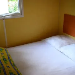 Mobil Home 20m² - 1 Chambre - 2/4 Pers. - Le Val d'Hérault - lit avec drap jaune