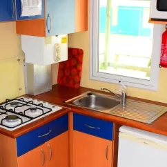 Mobil Home 20m² - 1 Chambre - 2/4 Pers. - Le Val d'Hérault - cuisine avec plaques et évier