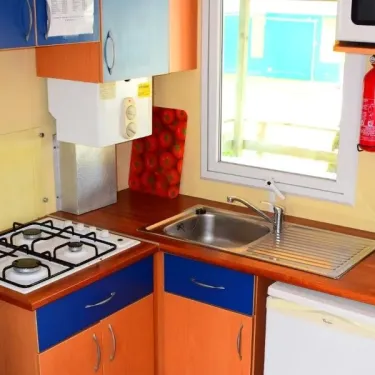 Mobil Home 20m² - 1 Chambre - 2/4 Pers. - Le Val d'Hérault - cuisine avec plaques et évier