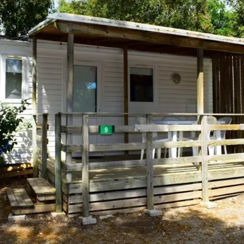 Mobil Home 20m² - 1 Chambre - 2/4 Pers. - Le Val d'Hérault : mobil home avec balcon en bois