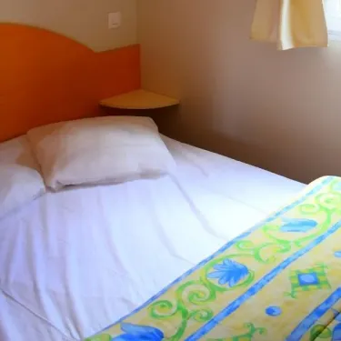 Lit double dans le Mobil Home 35m² - 3 Chambres - Le Val d'Hérault