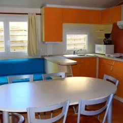 Cuisine et salle à manger dans le Mobil Home 35m² - 3 Chambres - Le Val d'Hérault