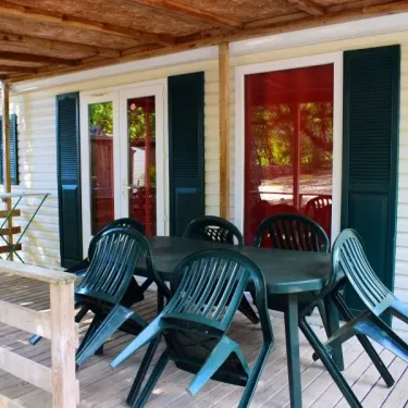 Terrasse avec table et chaises pour Mobil Home 35m² - Le Val d'Hérault