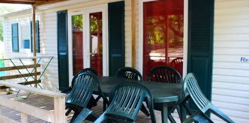 Terrasse avec table et chaises pour Mobil Home 35m² - Le Val d'Hérault