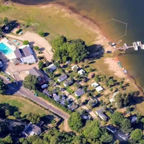 Camping La Romiguière près d'un lac avec embarcations