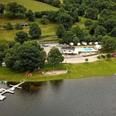 Camping La Romiguière avec piscine et quai sur un lac