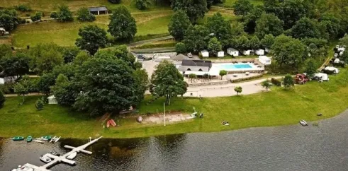 Camping La Romiguière avec piscine et quai sur un lac
