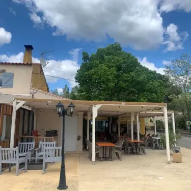 Camping Saint-Lazare - terrasse avec tables et chaises sous abri