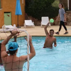 Jeux de foot aquatique dans la piscine au Camping Saint-Lazare