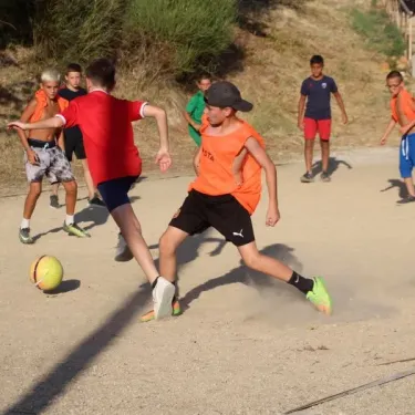 Enfants qui jouent au football à Camping Saint-Lazare
