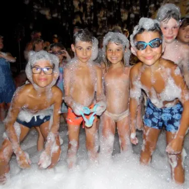 Enfants en plein jeu dans une mare de mousse à Camping Saint-Lazare