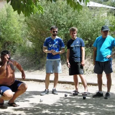 Hommes qui jouent au boules à Camping Saint-Lazare