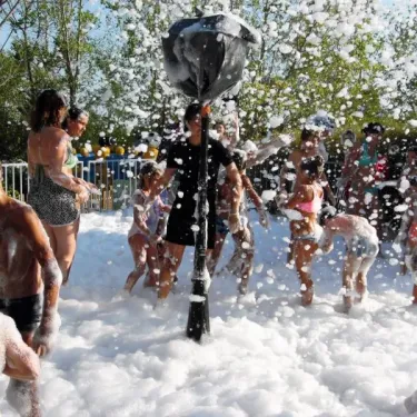 Enfants dans une fête de mousse à Camping Saint-Lazare