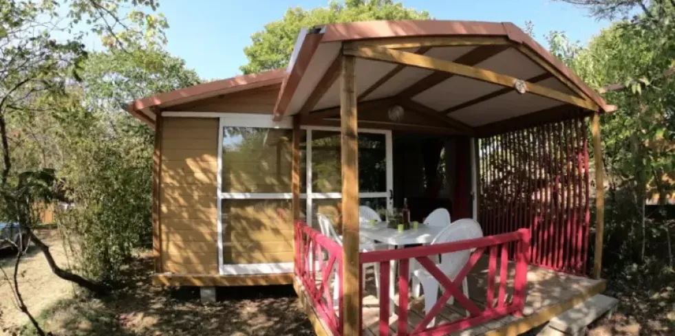 Chalet Clim 2 Chambres - 5 Pers. - Camping Au P'tit Bonheur, extérieur avec terrasse rouge